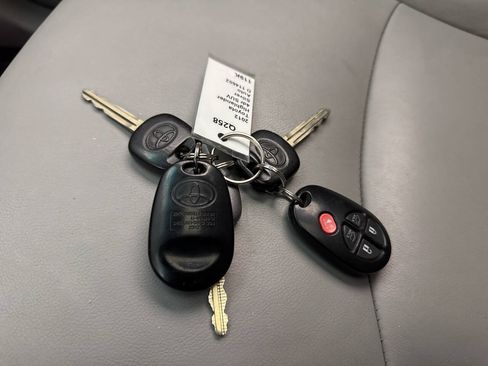 Used 2012 Toyota Highlander SE w/ Tow Pkg AWD/4WD image 27