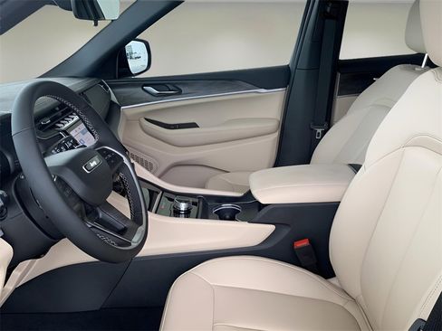 Used 2025 Jeep Grand Cherokee Limited image 33