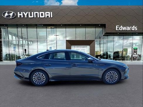 New 2025 Hyundai Sonata Limited image 8
