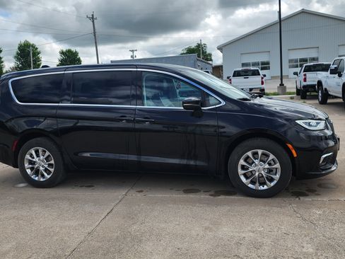 Used 2023 Chrysler Pacifica Touring-L w/ Uconnect Theater Family Group AWD/4WD image 4