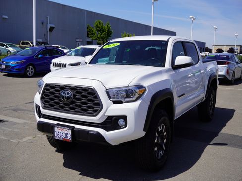 Used 2022 Toyota Tacoma TRD Off-Road w/ Black Out Package (TMS) AWD/4WD image 7