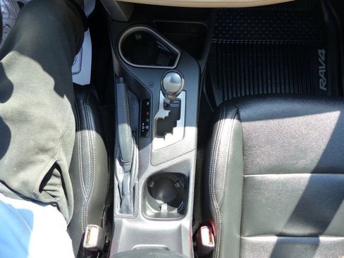 Used 2018 Toyota RAV4 XLE AWD/4WD image 35