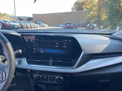 Used 2025 Chevrolet Trax LT image 18