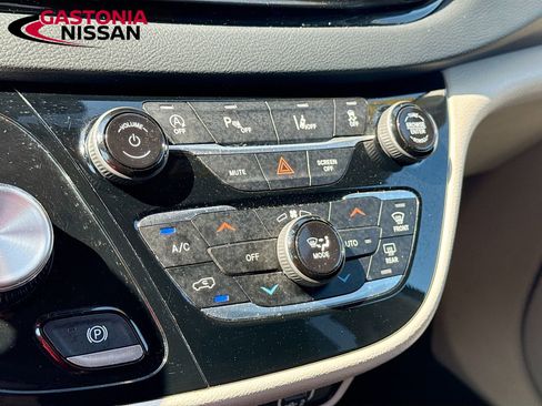 Used 2023 Chrysler Pacifica Touring-L FWD image 19