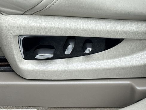 Used 2015 Cadillac Escalade Premium image 17