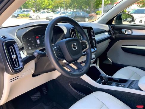Used 2022 Volvo XC40 T5 Momentum w/ Premium Package AWD/4WD image 18