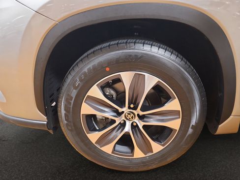 Used 2024 Toyota Highlander XLE FWD image 40