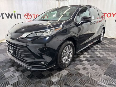 Used 2026 Toyota Sienna XLE image 3