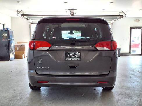 Used 2017 Chrysler Pacifica Touring FWD image 19