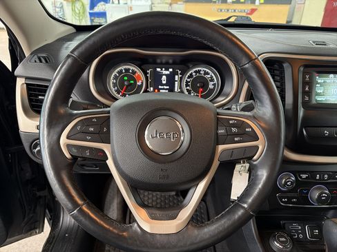 Used 2017 Jeep Cherokee Latitude w/ Safety/Convenience Group AWD/4WD image 4