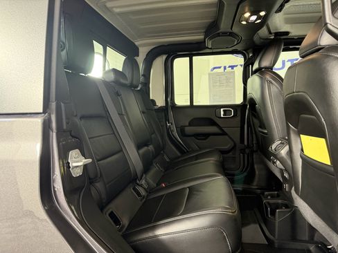 Used 2020 Jeep Gladiator Overland image 16