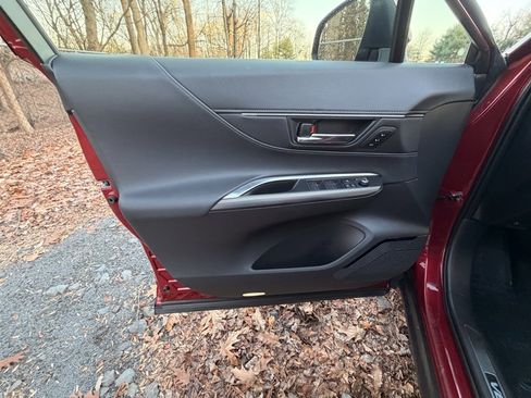 Used 2022 Toyota Venza XLE image 18