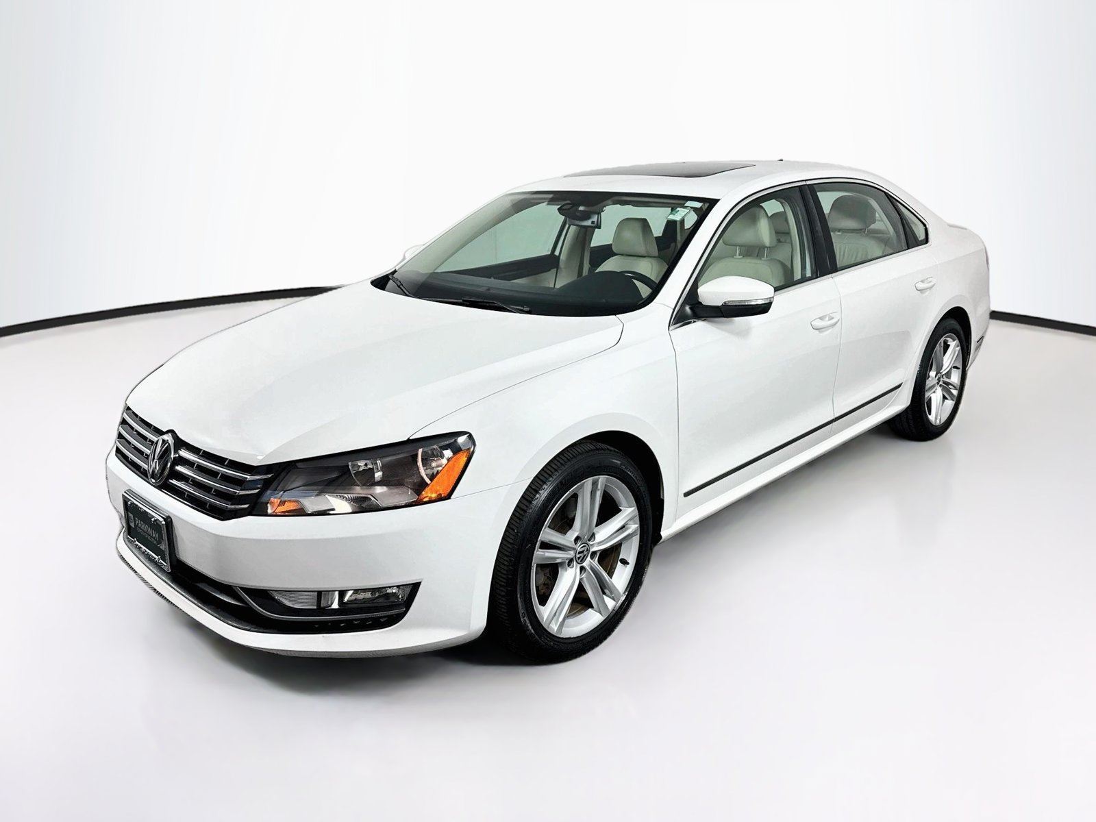 Used 2014 Volkswagen Passat TDI SEL Premium FWD image 3