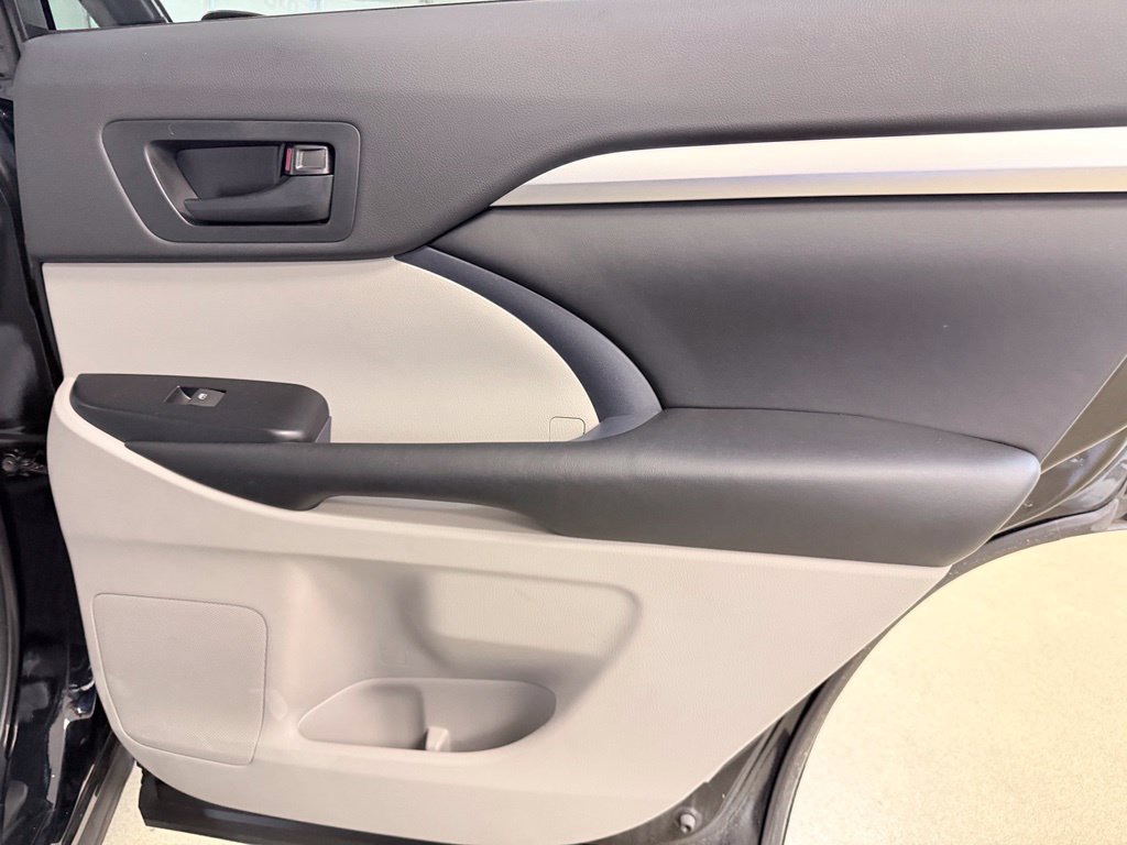 Used 2018 Toyota Highlander Plus AWD/4WD image 35