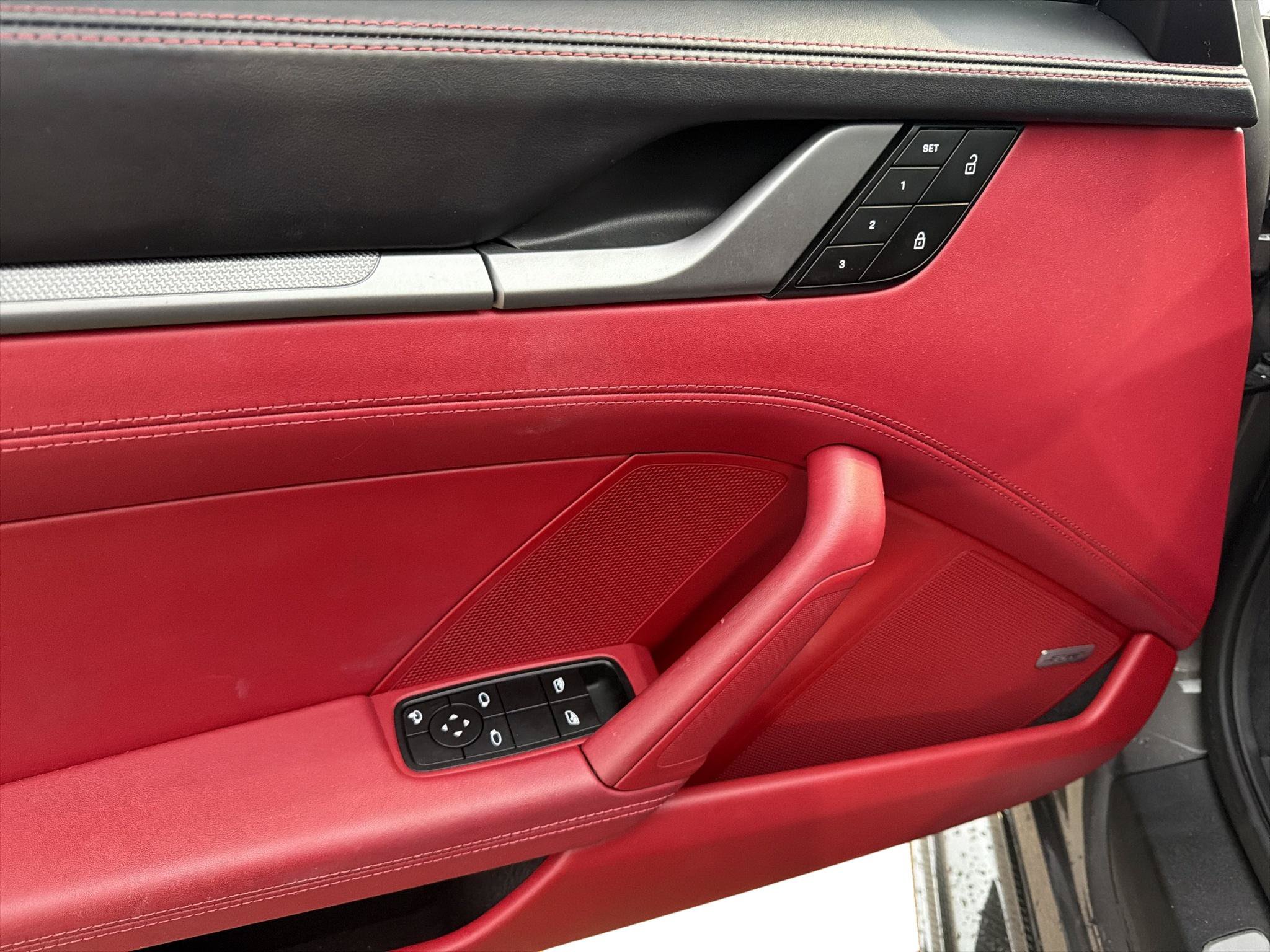 Used 2022 Porsche 911 Carrera RWD image 2