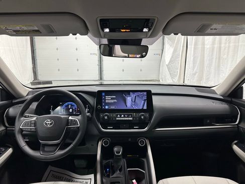 Used 2025 Toyota Grand Highlander AWD image 45