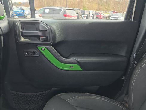 Used 2018 Jeep Wrangler Unlimited Sahara w/ Connectivity Group image 22