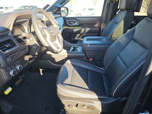 Used 2023 GMC Yukon SLT w/ SLT Premium Package image 3