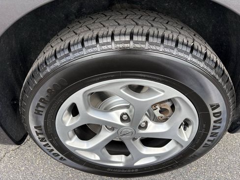 Used 2023 Chrysler Pacifica Limited AWD/4WD image 11