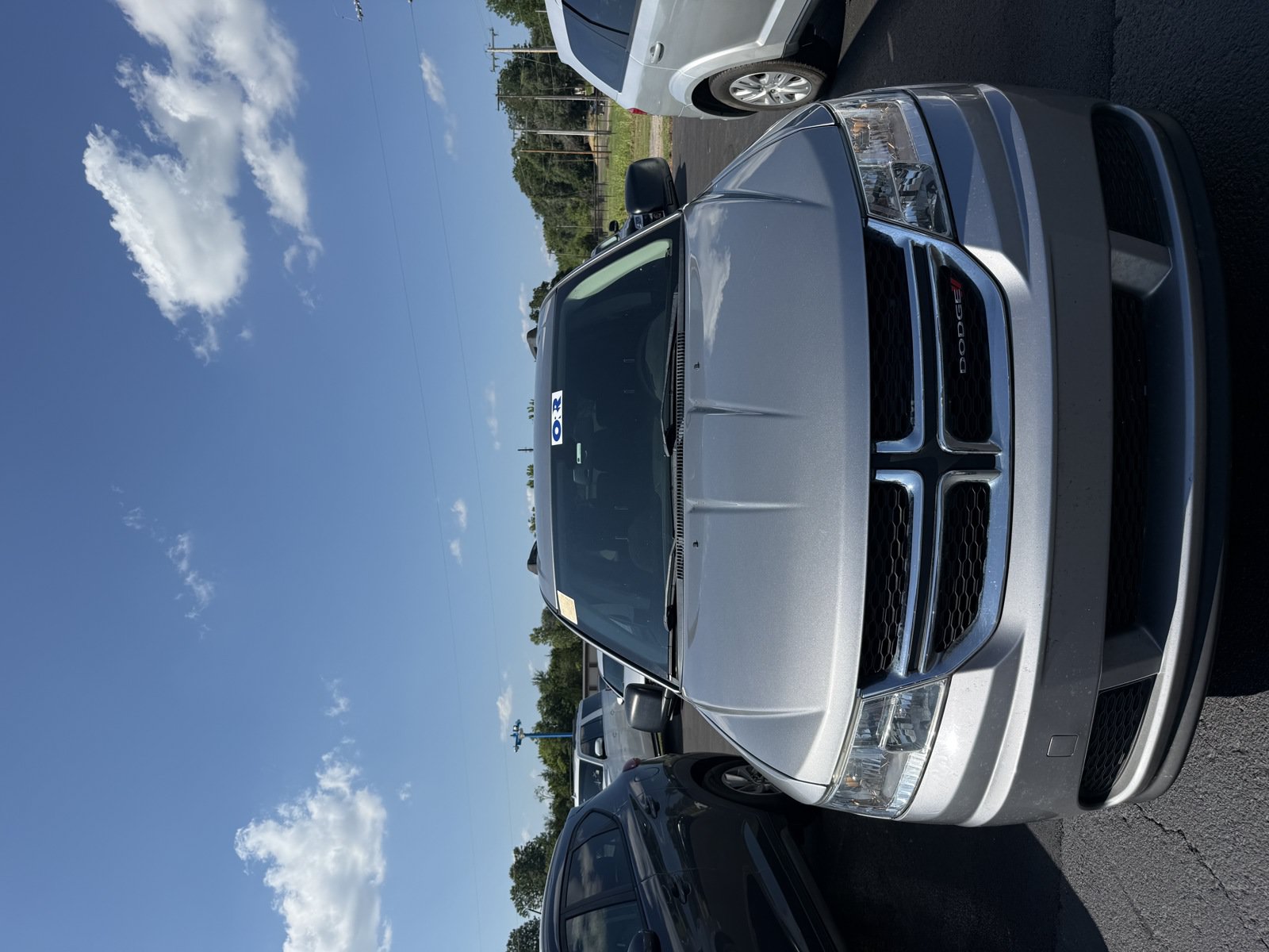 Used 2019 Dodge Journey SE FWD image 1