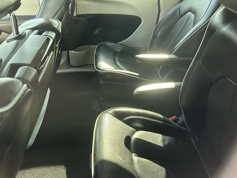Used 2021 Chrysler Pacifica Limited w/ Uconnect Theater Family Group FWD image 9