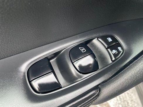 Used 2020 Nissan Rogue SV image 13