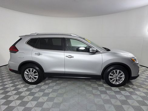 Used 2017 Nissan Rogue SV image 4