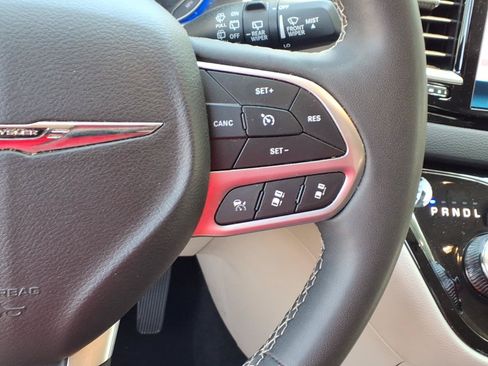 Used 2024 Chrysler Pacifica Touring-L FWD image 20