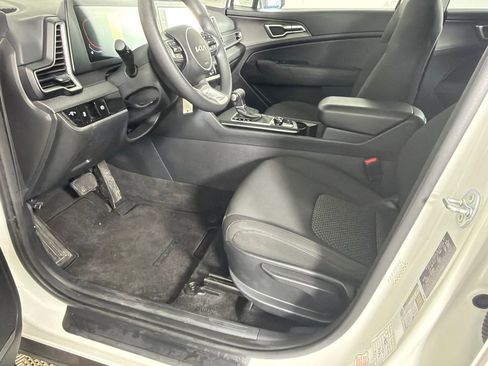 Used 2024 Kia Sportage LX image 9