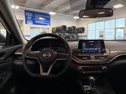 Used 2025 Nissan Altima 2.5 SV FWD image 10