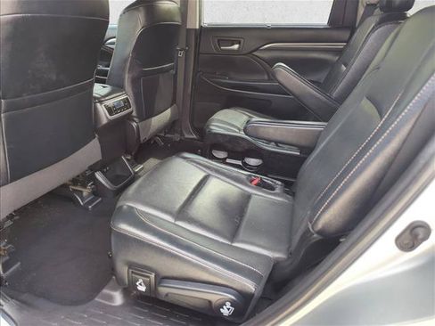 Used 2019 Toyota Highlander Limited FWD image 9