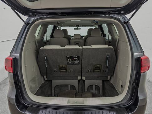 Used 2019 Kia Sedona LX FWD image 9