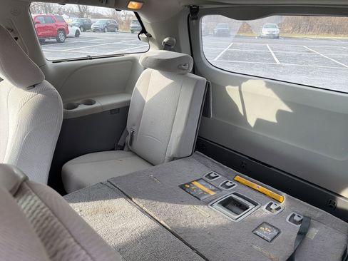 Used 2011 Toyota Sienna LE image 18