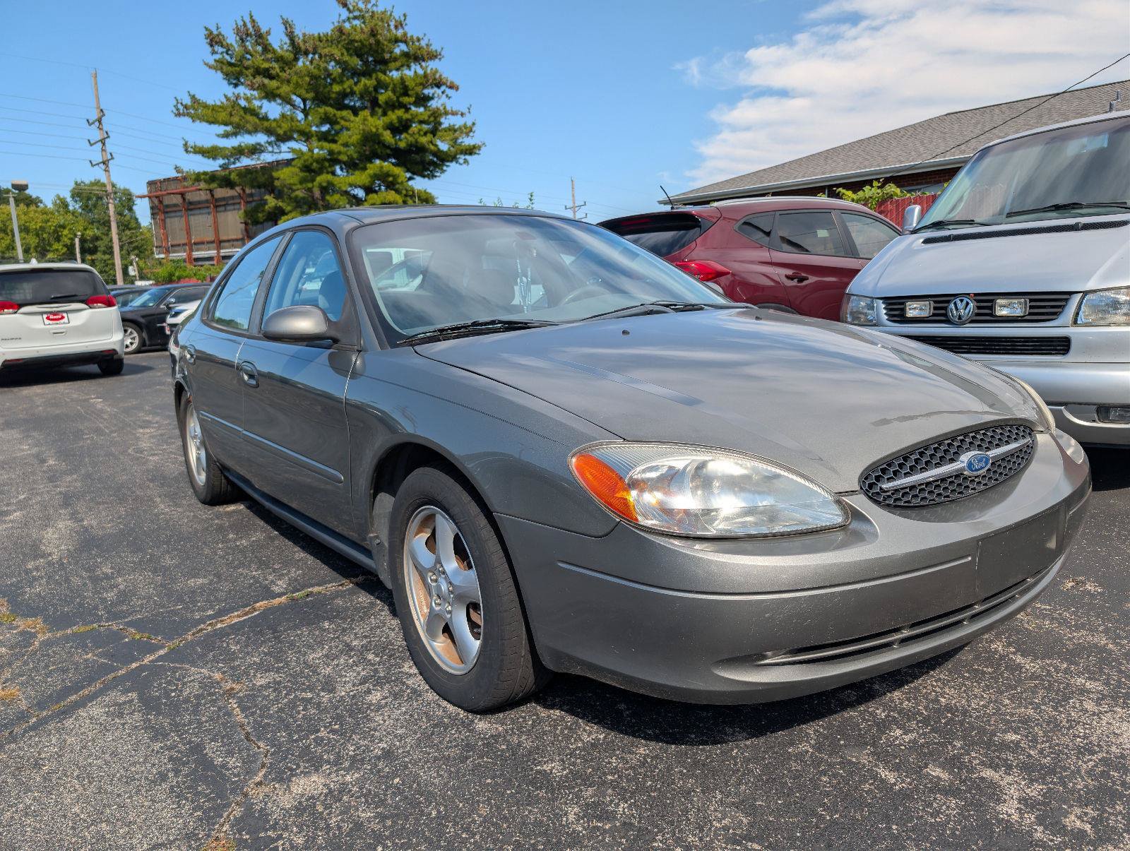 Used 2002 Ford Taurus SES FWD image 2