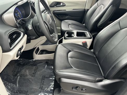 Certified 2024 Chrysler Pacifica Touring-L image 18