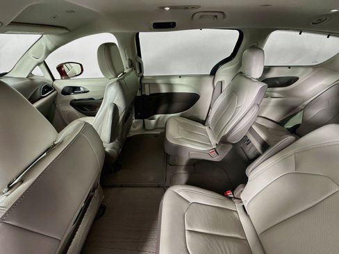 Used 2018 Chrysler Pacifica Touring-L w/ Advanced Safetytec Group FWD image 11