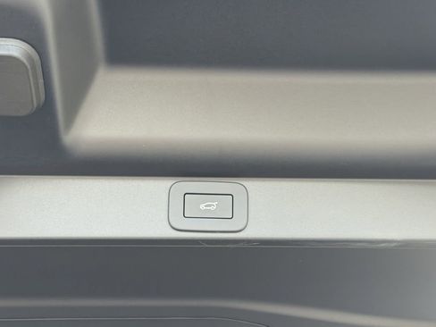 New 2026 Land Rover Range Rover Long Wheelbase SE image 13