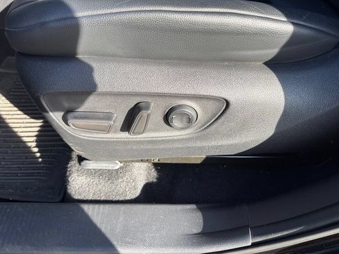 Used 2021 Toyota Highlander XLE AWD/4WD image 17