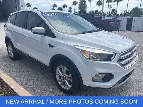 Used 2019 Ford Escape SE FWD image 1