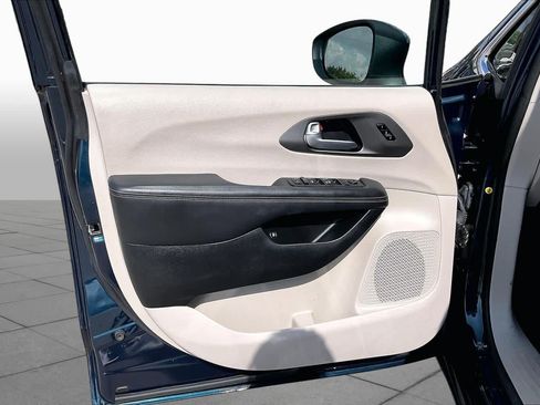 Used 2023 Chrysler Pacifica Touring-L FWD image 21