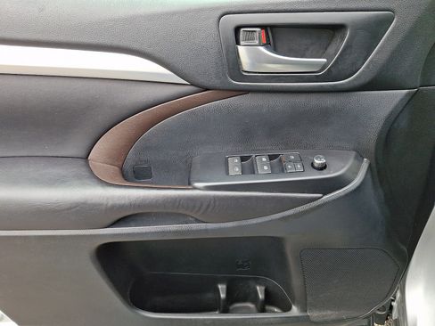 Used 2019 Toyota Highlander XLE image 12