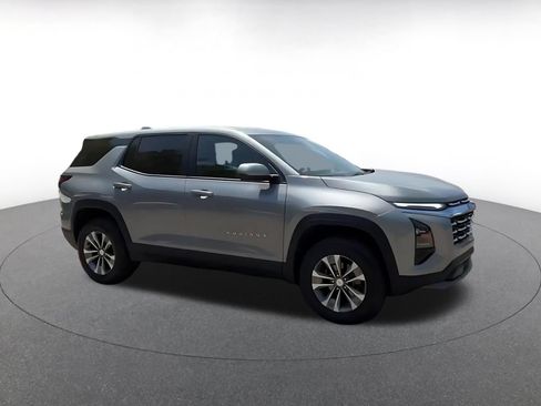 Used 2025 Chevrolet Equinox LT FWD image 2