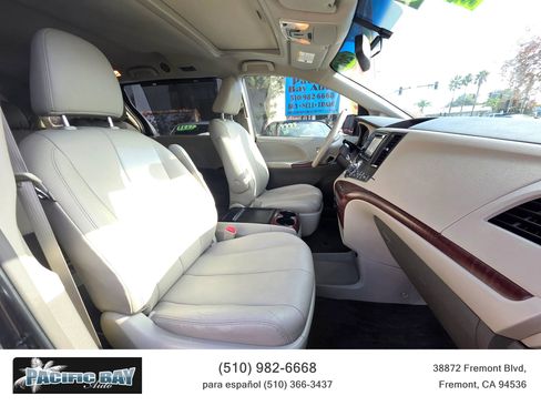 Used 2013 Toyota Sienna XLE image 22