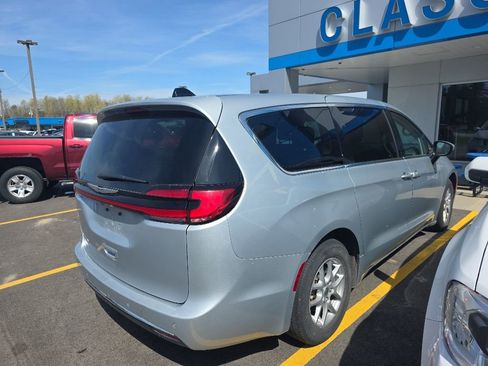 Used 2023 Chrysler Pacifica Touring-L FWD image 3