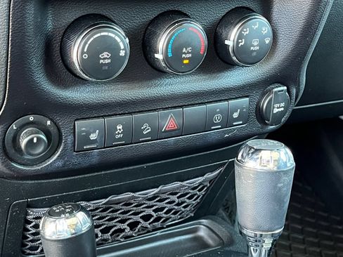 Used 2017 Jeep Wrangler Unlimited Rubicon w/ Cold Weather Group AWD/4WD image 26