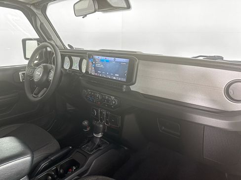 Used 2024 Jeep Wrangler Unlimited image 34