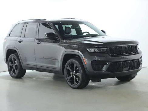 Certified 2024 Jeep Grand Cherokee Altitude image 9