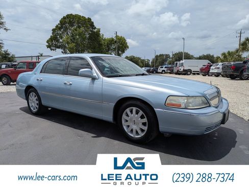 Used 2011 Lincoln Town Car Signature Limited RWD image 1