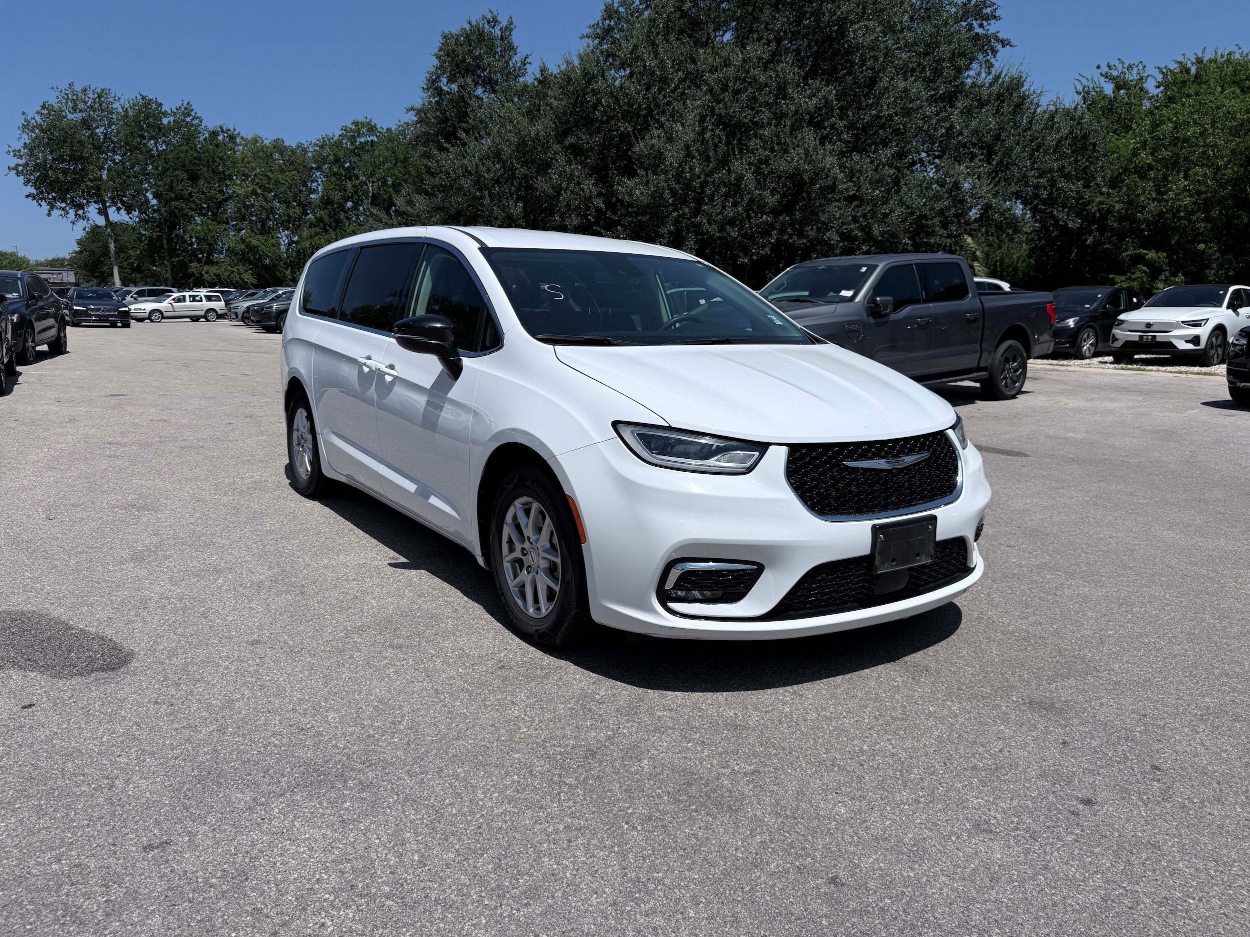 Used 2024 Chrysler Pacifica Touring-L FWD image 8