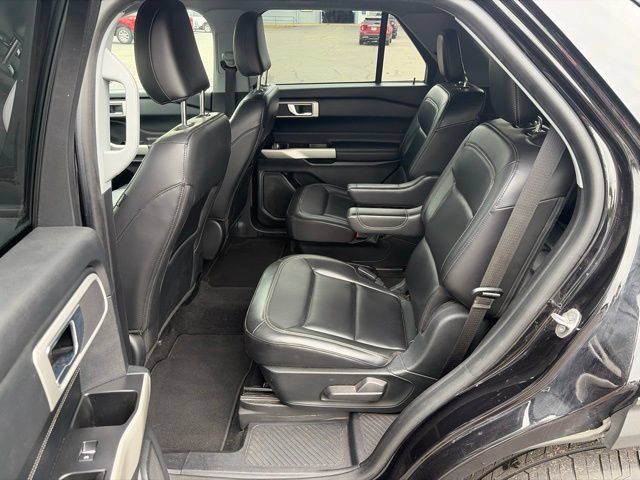 Used 2021 Ford Explorer XLT w/ Equipment Group 202A AWD/4WD image 18